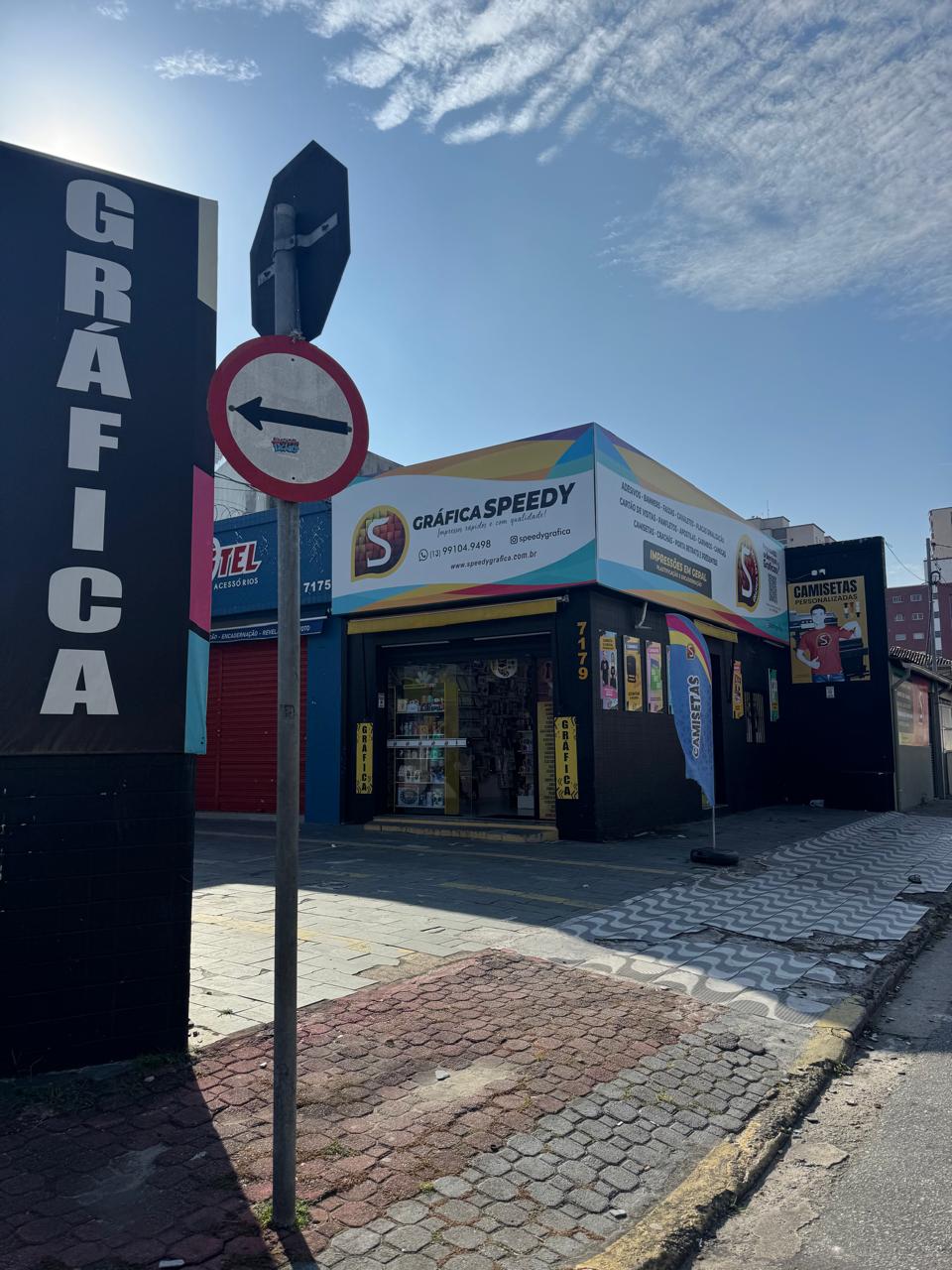 Entrada e vitrines da Speedy Gráfica com produtos expostos