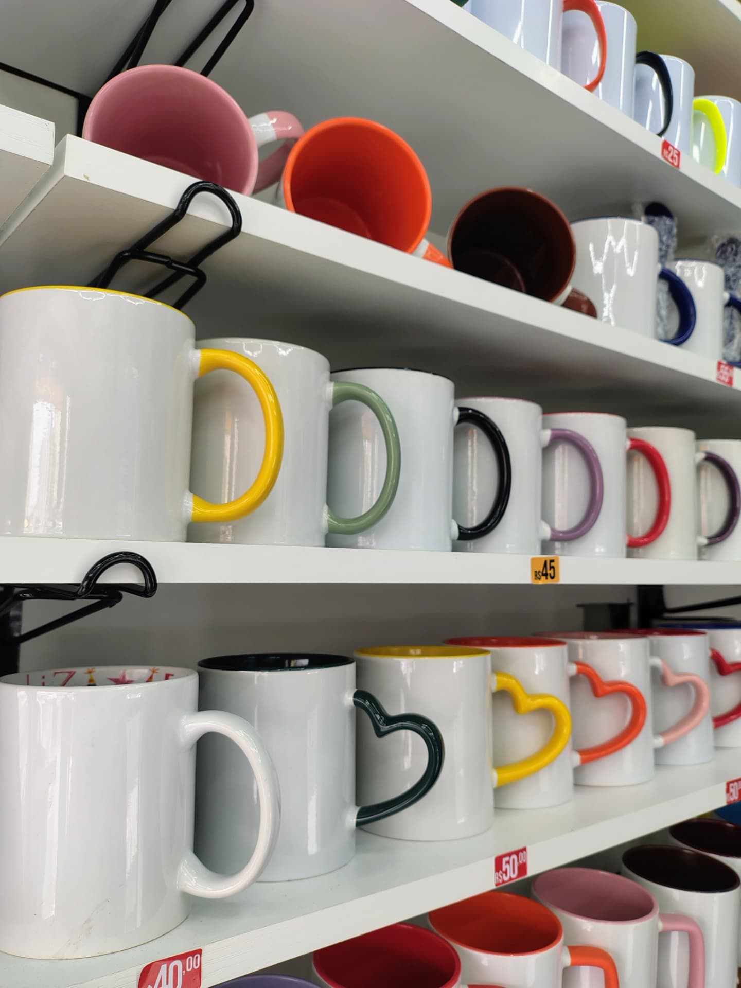 Canecas personalizáveis em diferentes modelos e cores